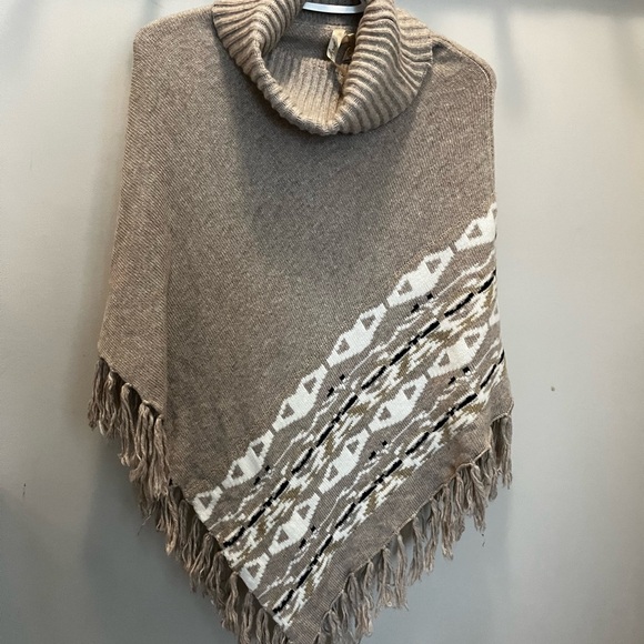 Poncho, soft knit, excellent condition. Size SMALL 30%Cashmere, 70%Polyamide - Picture 3 of 5